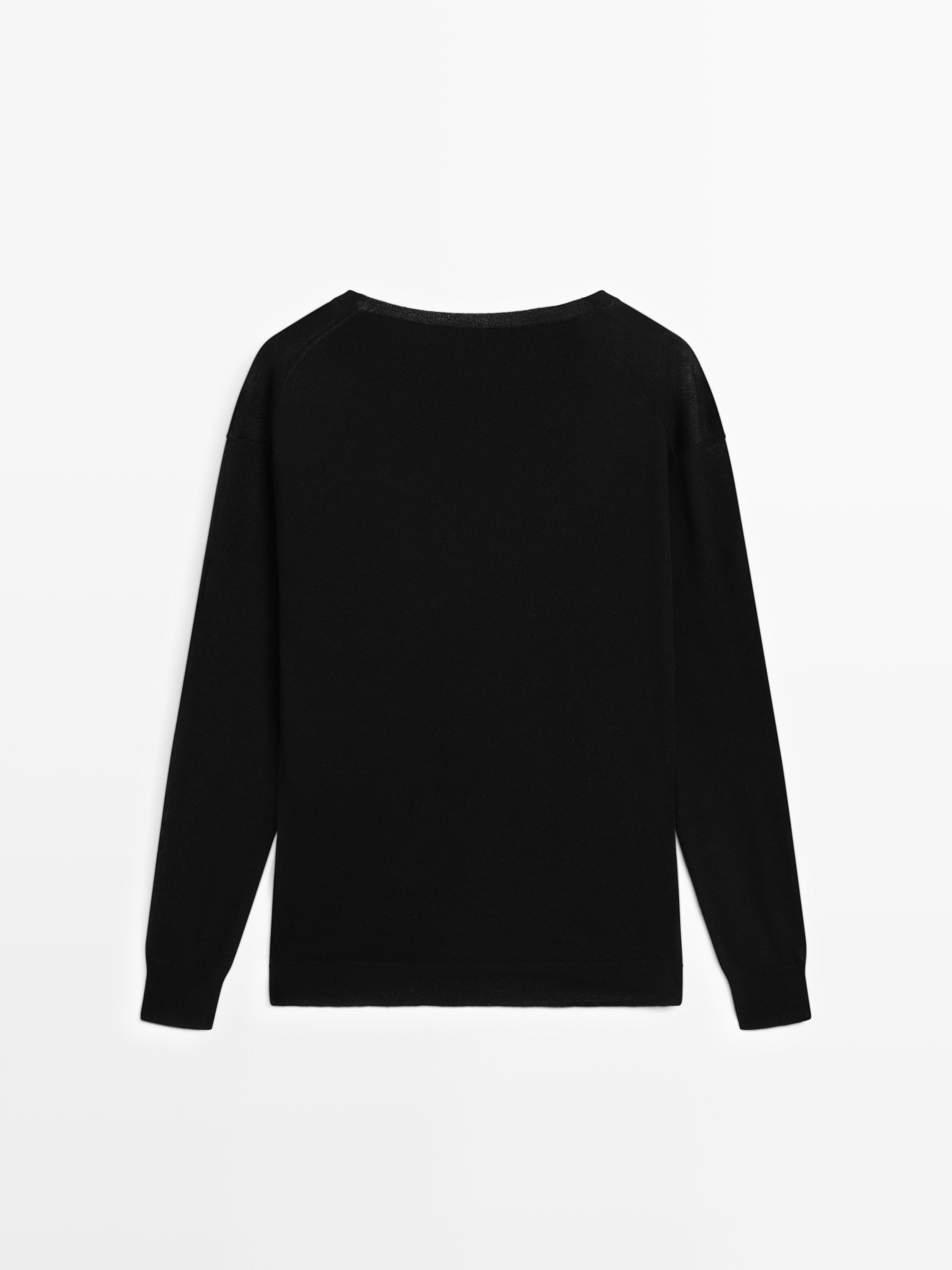 100% wool V-neck knit sweater